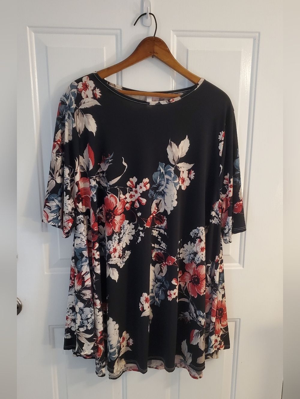 NWOT Curvy Lovey Chic Black Floral Women's Blouse - Picture 3 of 4